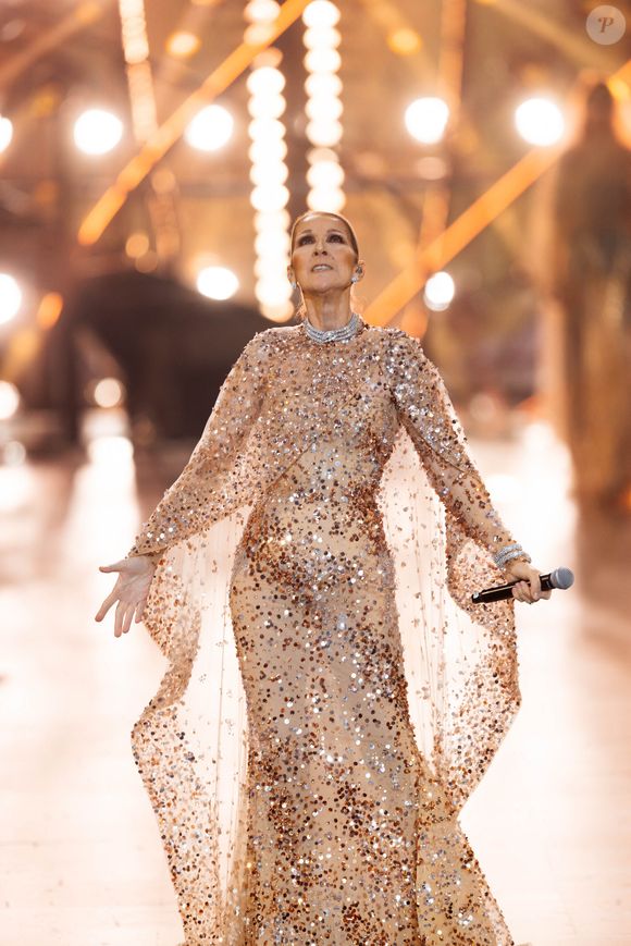 Céline Dion fait son grand retour sur sène depuis son éloignement du public à l’événement “1001 Seasons of Elie Saab”, organisé le 13 novembre 2024 à l’espace The Venue à Riyad.

© Tiziano Da Silva / Bestimage