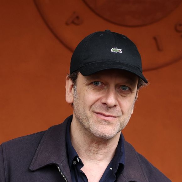 Dans la vie, il n’est pas forcément le séducteur que ses rôles laissent penser.

Jonathan Zaccaï au village lors des Internationaux de France de Tennis de Roland Garros 2025, à Paris, France, le 4 Juin 2025. © Jacovides-Moreau/Bestimage