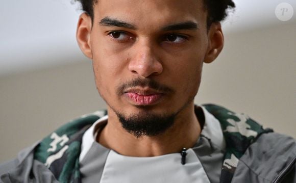 Ce phénomène peut s'expliquer par les coups reçus lors des matchs par le joueur mais aussi par sa rapide prise de masse, selon un médecin interrogé par "Le Parisien". 

Le joueur international français de basket-ball  et pivot des Spurs de San Antonio (NBA) Victor Wembanyama est revenu dans sa ville du Chesnay-Rocquencourt (Yvelines) pour inaugurer deux terrains de basket en partie financés par la fondation des San Antonio Spurs, en France, le 21 janvier 2025. © Christian Liewig/Bestimage