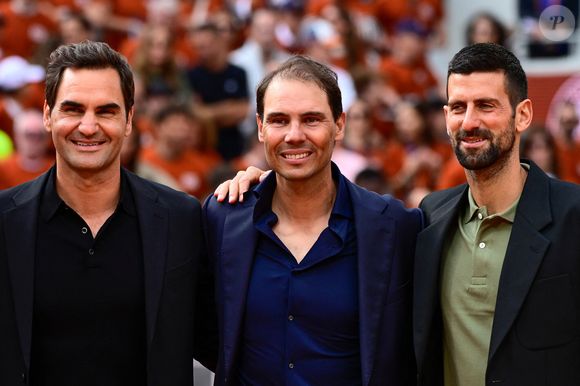 Hommage à Rafael Nadal lors des internationaux de France de tennis à Roland Garros - Roger Federer ( Swiss ) and Novak Djokovic ( Serbia ) attend the tribute to Rafael Nadal ( Spain ) during the 2025 French Open at Roland Garros on May 25, 2025 in Paris, France. ( Photo Dante Badano / PSNewz/ Bestimage ) -