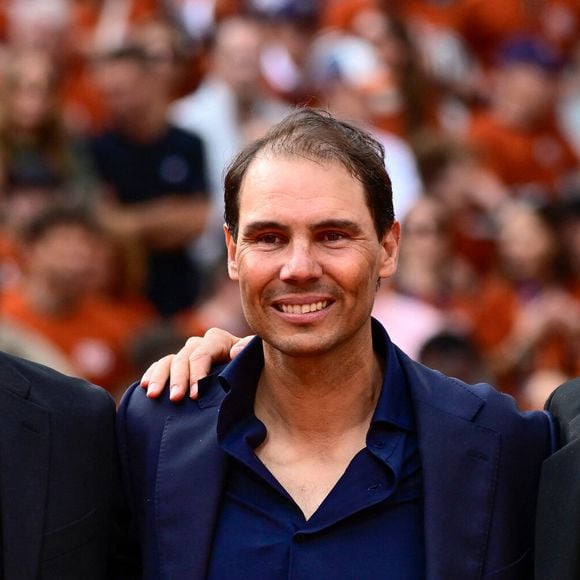 Hommage à Rafael Nadal lors des internationaux de France de tennis à Roland Garros - Roger Federer ( Swiss ) and Novak Djokovic ( Serbia ) attend the tribute to Rafael Nadal ( Spain ) during the 2025 French Open at Roland Garros on May 25, 2025 in Paris, France. ( Photo Dante Badano / PSNewz/ Bestimage ) -