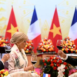 Le président français E. Macron et sa femme B. Macron, aux côtés de son homologue vietnamien Luong Cuong avec sa femme Nguyen Thi Minh Nguyet, lors d'un dîner d'État au Centre international des congrès de Hanoi, au Vietnam, le 26 mai 2025. © Jeanne Accorsini / Pool / Bestimage
