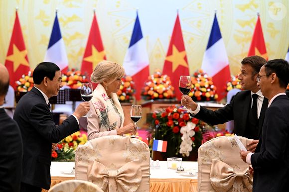 Le président français E. Macron et sa femme B. Macron, aux côtés de son homologue vietnamien Luong Cuong avec sa femme Nguyen Thi Minh Nguyet, lors d'un dîner d'État au Centre international des congrès de Hanoi, au Vietnam, le 26 mai 2025. © Jeanne Accorsini / Pool / Bestimage