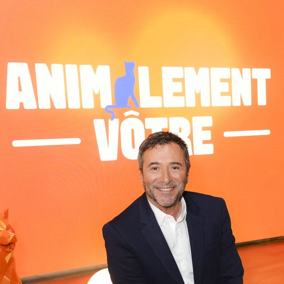 L’animateur se dit ravi de ce « retour à la maison », rappelant ses débuts sur FR3 en 1985.

Exclusif - Bernard Montiel, lors de la présentation de l'équipe et du plateau de la nouvelle émission "Animalement Vôtre" présentée par l'animateur et diffusée le dimanche 9 novembre dès 15.45 sur France 3, à Paris, France, le 13 octobre 2025. © Jack Tribeca/Bestimage