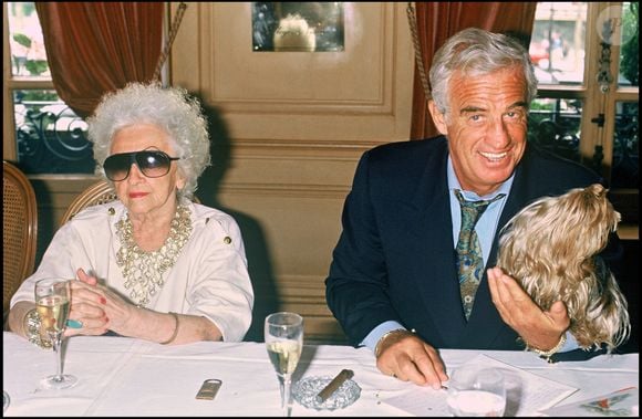 La mère de l'acteur avait alors bien fait rire l'assemblée en évoquant la jeunesse un peu chaotique de son illustre fils

Archives - Jean-Paul Belmondo et sa mère Madeleine.