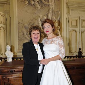 Des robes magnifiques pour deux femme qui resteront gravées dans notre mémoire.

Emilie Dequenne et son amie et agent Danielle Gain - Mariage de Michel Ferracci et Emilie Dequenne à la mairie du 10ème arrondissement, le samedi 11 octobre 2014 à Paris.
©Roberto Battistini / Bestimage