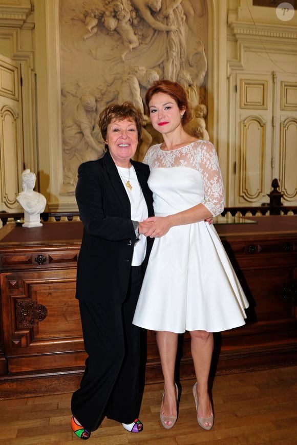 Des robes magnifiques pour deux femme qui resteront gravées dans notre mémoire.

Emilie Dequenne et son amie et agent Danielle Gain - Mariage de Michel Ferracci et Emilie Dequenne à la mairie du 10ème arrondissement, le samedi 11 octobre 2014 à Paris.
©Roberto Battistini / Bestimage