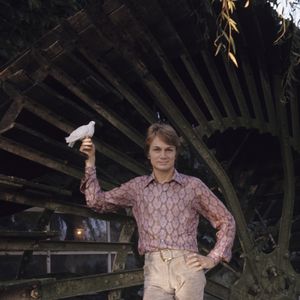Ce lieu reste associé à la mort accidentelle du chanteur en 1978.

Archives - En France, dans l'Essonne, Claude Fançois, chez lui, au Moulin de Dannemois. Photo par Michel Ristroph via Bestimage