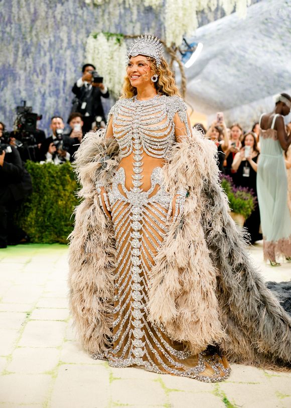 Beyoncé a fait son grand retour après dix ans d'absence.

Beyoncé célébrant l'ouverture de l'exposition "Costume Art" qui s'est tenue au Metropolitan Museum of Art à New York City. Backgrid USA / Bestimage