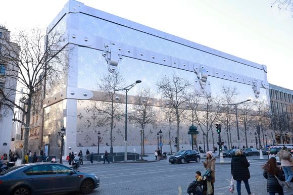 En 2010, le Qatar a pu racheter l'ancien siège d’HSBC de 6 000 m², situé au 103 de l’avenue des Champs-Élysées, pour la somme de 440 millions d’euros. 

Louis Vuitton va ouvrir son hôtel de luxe de 6000 m2 sur les Champs Elysées !  Situé au 103 avenue des Champs-Elysées à Paris, ce bâtiment incroyable se situera juste en face du célèbre flagship de Louis Vuitton.
Christophe Aubert via Bestimage