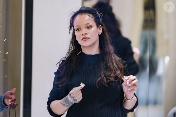 Rihanna enceinte faisant du shopping à la Boutique Messika sur le Boulevard de la Croisette, Cannes, France le 21 mai 2025. Photo by Alessandro Bremec/IPA/ABACAPRESS.COM