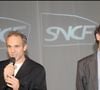 Il a notamment collaboré avec l’État français, en réalisant pour la SNCF une installation géante, "Le Monde en marche", qui a été présentée dans le hall de la Gare du Nord, à Paris, à partir de 2008, puis a collaboré avec d'autres structures prestigieuses, comme Hermès.
Fabien Chalon et Bernard Emsellem, directeur de la communication et des relations publiques de la SNCF, lors de l'inauguration de l'œuvre "Le Monde en marche" à la Gare du Nord, à Paris. RACHID BELLAK / BESTIMAGE