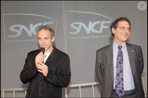 Il a notamment collaboré avec l’État français, en réalisant pour la SNCF une installation géante, "Le Monde en marche", qui a été présentée dans le hall de la Gare du Nord, à Paris, à partir de 2008, puis a collaboré avec d'autres structures prestigieuses, comme Hermès.

Fabien Chalon et Bernard Emsellem, directeur de la communication et des relations publiques de la SNCF, lors de l'inauguration de l'œuvre "Le Monde en marche" à la Gare du Nord, à Paris. RACHID BELLAK / BESTIMAGE