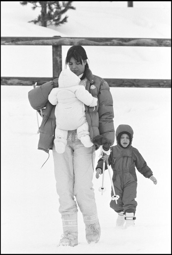 Caroline de Monaco en vacances à Saint-Moritz avec ses enfants Andrea et Charlotte Casiraghi, le 4 janvier 1987.
Crédit : Daniel Angeli/Bestimage
