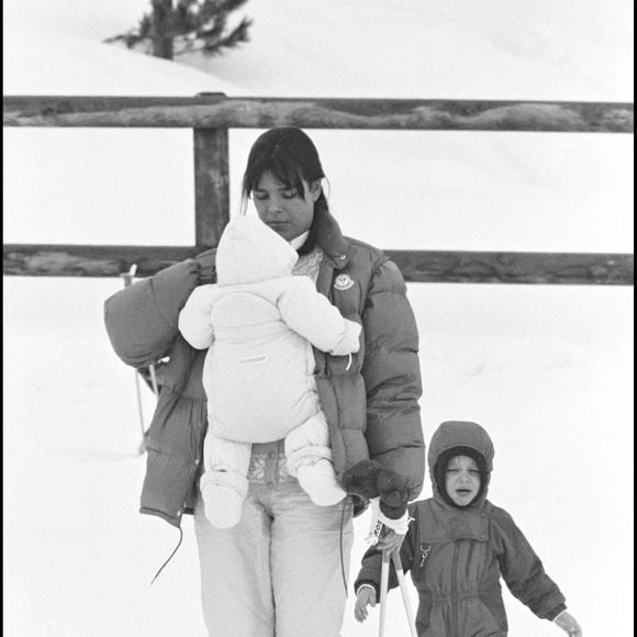 Caroline de Monaco en vacances à Saint-Moritz avec ses enfants Andrea et Charlotte Casiraghi, le 4 janvier 1987.
Crédit : Daniel Angeli/Bestimage