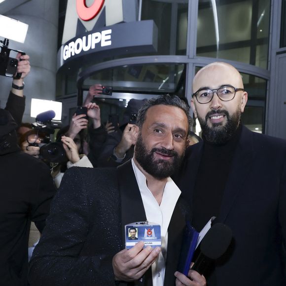Exclusif - Cyril Hanouna se fait remettre son bagde de collaborateur du Groupe M6 par un des responsables de la sécurité - Les chroniqueurs et les invités quittent la dernière émission "Touche pas à mon poste" (TPMP) en bus pour se rendre devant le siège du groupe M6 à Neuilly-sur-Seine le 27 février 2025. © Jack Tribeca/Bestimage