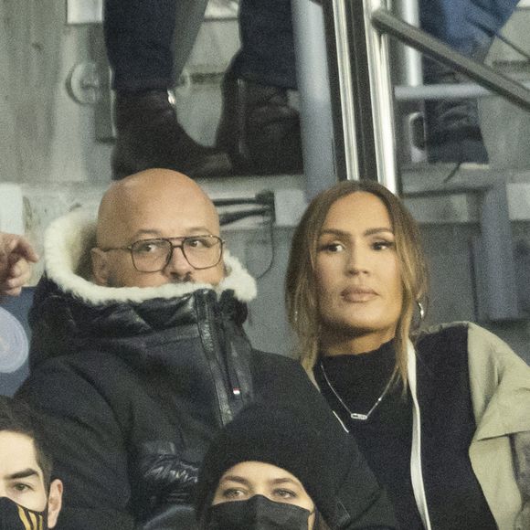 Vitaa (enceinte de son 3ème enfant) et son mari Hicham Bendaoud, Nikola Karabatic et sa compagne Geraldine Pillet - People lors de la huitième de finale aller de la Ligue des champions entre le PSG et le Real Madrid au Parc des Princes à Paris le 15 février 2022. © Cyril Moreau/Bestimage