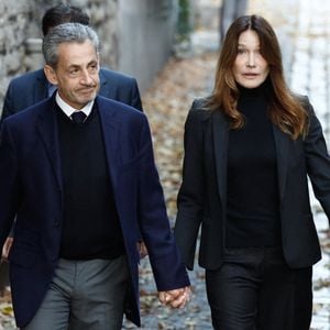 Nicolas Sarkozy est sorti de prison.

Nicolas Sarkozy, accompagné de sa femme Carla Bruni, sort de son domicile pour être incarcéré à la prison de La Santé à Paris.
© Moreau / Jacovides / Bestimage