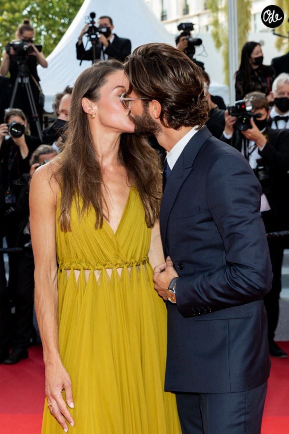 Pierre Niney et sa femme Natasha Andrews - Montée des marches du film "OSS 117 : Alerte rouge en Afrique Noire" lors du 74ème Festival International du Film de Cannes. Le 17 juillet 2021.

© Borde-Jacovides-Moreau / Bestimage