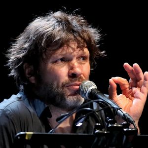 Les sujets sur l'affaire Bertrand Cantat pleuvent depuis la sortie du documentaire "De rockstar à tueur : le cas Cantat" diffusé sur Netflix. 

Exclusif - Bertrand Cantat (ex-membre du groupe "Noir Désir" et actuel membre du groupe "Détroit") fait une pause dans sa carrière musicale et se lance dans une tournée de lecture de textes poétiques avec deux musiciens autour de lui. © Patrick Bernard/ Bestimage