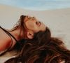 Pendant les vacances d'été, les cheveux sont soumis à de multiples agressions sur la plage.