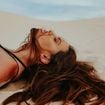 Sable dans les cheveux : 5 astuces pour l’éliminer sans passer par la case shampoing