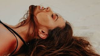 Sable dans les cheveux : 5 astuces pour l’éliminer sans passer par la case shampoing