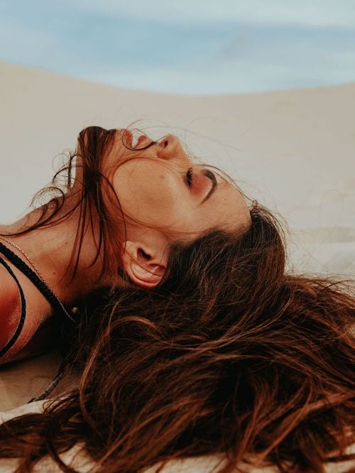Sable dans les cheveux : 5 astuces pour l’éliminer sans passer par la case shampoing
