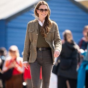 Le prince William et Kate Middleton, connus sous le nom de duc et duchesse de Rothesay lorsqu'ils sont en Écosse, rencontrent les responsables du service public de ferry ainsi que les membres de la communauté qui l'utilisent avant de prendre le ferry pour traverser l'eau jusqu'à l'île d'Iona, le dernier jour de la visite royale sur l'île de Mull, au Royaume-Uni, le 30 avril 2025. Photo par PA Photo/ABACAPRESS.COM
