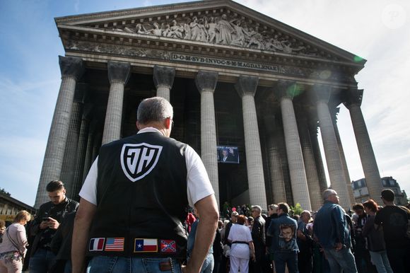 Messe hommage pour le 75e anniversaire de Johnny Hallyday en l'église de La Madeleine à Paris, en présence de milliers de fans. Le 15 juin 2018.