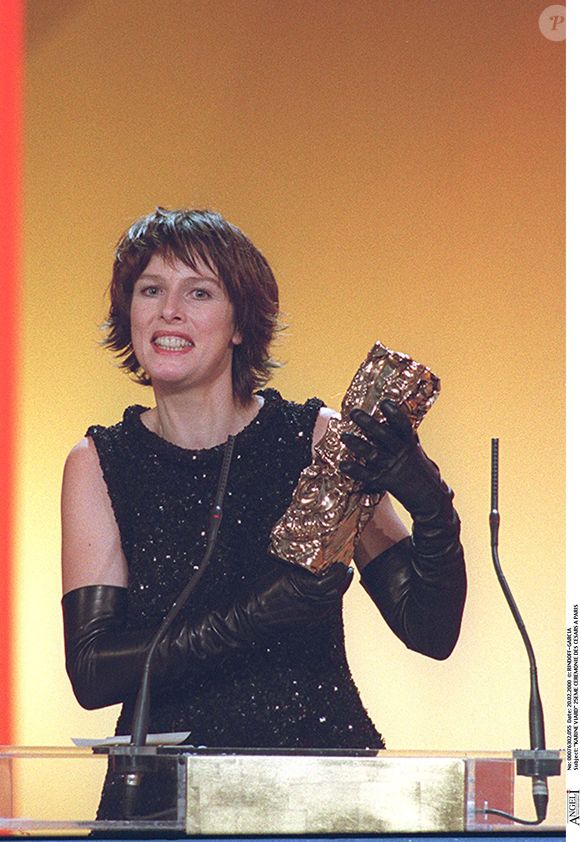 C'était à ses débuts dans les années 90. J'étais "boulimique", affirme-t-elle.

Karin Viard à la 25e cérémonie des César, à Paris, le 20 février 2000. Elle pose en plan américain avec son trophée. Crédit : Rindoff-Garcia / Bestimage.
