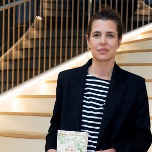 Charlotte Casiraghi était à la médiathèque Caroline, à Monaco, le 8 avril 2026, pour une rencontre dédicace autour de son essai "La Fêlure".© Bruno Bebert / Bestimage
