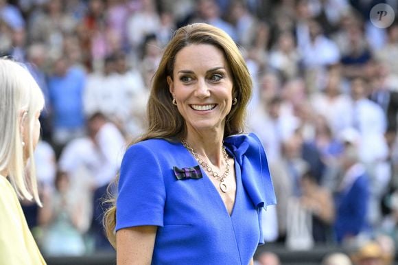 En parallèle, sa belle-fille Kate Middleton, elle aussi atteinte d’un cancer, est aux dernières nouvelles en rémission.

Catherine (Kate) Middleton, princesse de Galles – Personnalités présentes à la finale masculine du tournoi de tennis de Wimbledon, le 13 juillet 2025.

© Chryslène Caillaud / PsnewZ / Bestimage