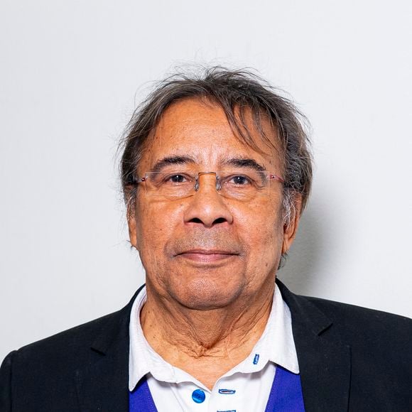 C'est Isaure La Faou, qui a fait le premier pas vers Laurent Voulzy

Exclusif - Laurent Voulzy en backstage de l'enregistrement de l'émission "Famille je vous aime" présentée par M.Drucker et qui sera diffusée le 29 décembre sur France 3, au studio Rive gauche, à Paris, France, le 2 décembre 2025. © Gaffiot-Perusseau/Bestimage