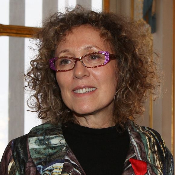 Ils n’ont pas toujours vécu sous le même toit pendant leur relation.

Mireille Dumas reçoit les insignes de Chevalier dans l'Ordre de la légion d'honneur par le ministre Frédéric Mitterrand au Ministère de la Culture. © Guillaume Gaffiot /Bestimage