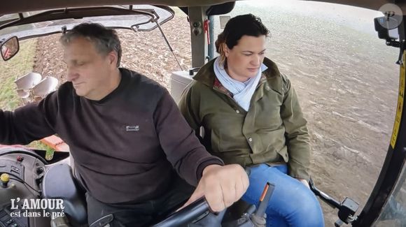 C'est avec Laurence qu'il souhaite continuer et pour qui il a une préférence. 

Laurent (L'amour est dans le pré) à la ferme avec ses prétendantes Laurence et Françoise.