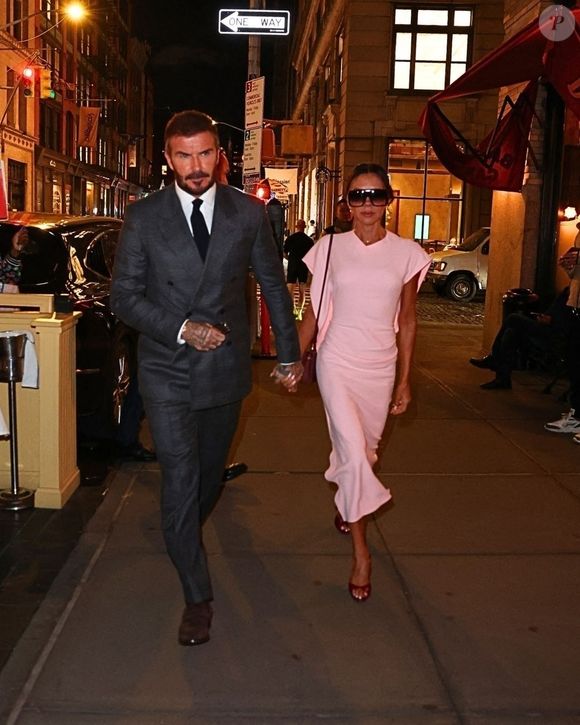 "Ils ne souhaitent rien de plus que de revoir Brooklyn pour Noël, de tourner la page et de repartir à zéro", a assuré un proche du couple Beckham. 

Victoria et David Beckham ont fait tourner les têtes lors d'une soirée élégante au Balthazar à New York City. @Backgrid USA / Bestimage



Sur la photo : David Beckham, Victoria Beckham