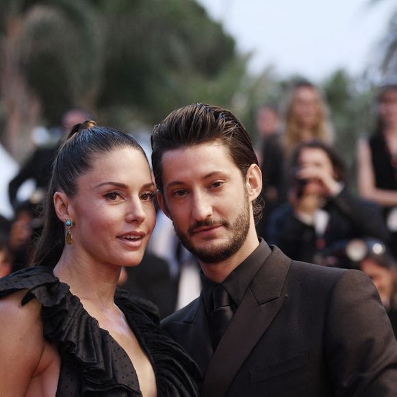Pierre Niney et sa femme Natasha Andrews à la montée des marches du film "Mascarade" lors du 75ème Festival International du Film de Cannes, France, le 27 mai 2022. © Rachid Bellak/Bestimage