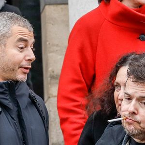 Depuis le mois de mai, le journaliste a repris le chemin des studios pour travailler sur un projet particulièrement personnel : son premier podcast. 

Ali Baddou et Nicolas Demorand - Funérailles de Sébastien Demorand à la Coupole du crématorium du cimetière du Père-Lachaise à Paris, en France, le 31 janvier 2020.