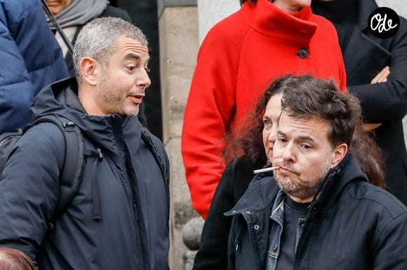 Depuis le mois de mai, le journaliste a repris le chemin des studios pour travailler sur un projet particulièrement personnel : son premier podcast. 

Ali Baddou et Nicolas Demorand - Funérailles de Sébastien Demorand à la Coupole du crématorium du cimetière du Père-Lachaise à Paris, en France, le 31 janvier 2020.