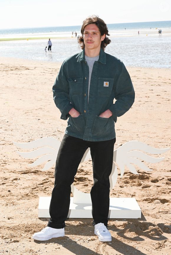 Il montera les marches du festival de Cannes pour le film de Cédric Klapisch, "La venue de l'avenir", présenté hors compétition le 22 mai
Abraham Wapler lors d'un photocall sur la plage de Cabourg pendant le 35ème festival du film le 11 juin 2021.

© Coadic Guirec / Bestimage