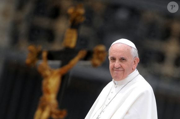 Le Pape François, chef d’Etat du Vatican et 266e pape de l’église catholique depuis deux-mille treize, est mort à l’âge de 88 ans, lundi dernier.

Jorge Mario Bergoglio, plus connu sous son nom de règne, François, est mort.

Photo : Backgrid UK/ Bestimage