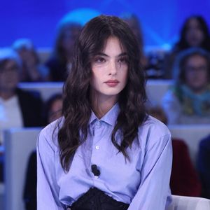 Mais lorsqu'il s'agit d'évoquer son caractère entier, elle n'hésite pas à citer son aînée, affirmant avoir hérité de "la franchise sans détour de Deva".

Deva Cassel - D.Cassel et son compagnon S.Nanni participent à l'émission "Domenica In" pour la promotion de la série "Le Guépard" à Rome, le 2 mars 2025.