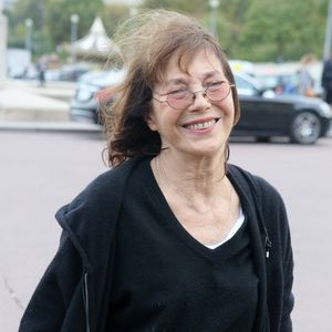 Selon BFM TV, la légende raconte que la muse de Serge Gainsbourg avait déploré, lors d'un vol entre Paris et Londres, qu'elle désespérait de dénicher un sac à main moderne, mais suffisamment pratique pour y transporter les affaires de son bébé.

Jane Birkin - Arrivées au défilé de mode Printemps / Eté 2018 "Hermès" à Paris. Le 2 octobre 2017. © CVS-Veeren / Bestimage