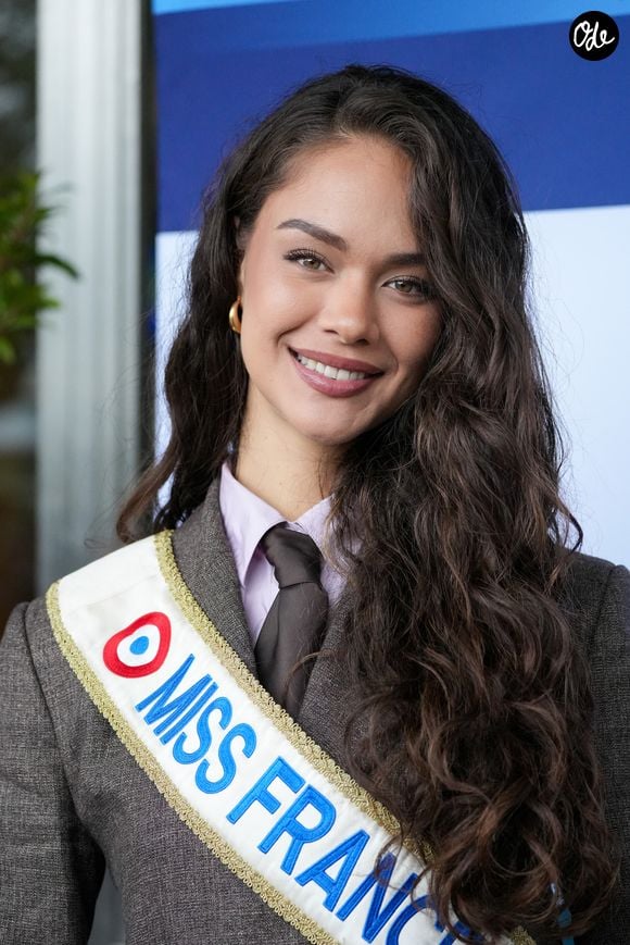 Hinaupoko Devèze, Miss France 2026 - Grand Steeple-Chase de Paris 2026 à l’Hippodrome d’Auteuil à Paris le 17 mai 2026. © Anne-Sophie Guebey/Bestimage