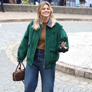 Louane aux arrivées du défilé Miu Miu Collection Femme Prêt-à-Porter Printemps/Eté 2026 lors de la Fashion Week de Paris (PFW), au Conseil Économique, social et environnemental, Palais d'lena, à Paris, France, le 6 octobre 2025. © Denis Guignebourg / Bestimage