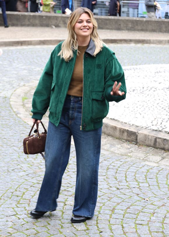 Louane aux arrivées du défilé Miu Miu Collection Femme Prêt-à-Porter Printemps/Eté 2026 lors de la Fashion Week de Paris (PFW), au Conseil Économique, social et environnemental, Palais d'lena, à Paris, France, le 6 octobre 2025. © Denis Guignebourg / Bestimage
