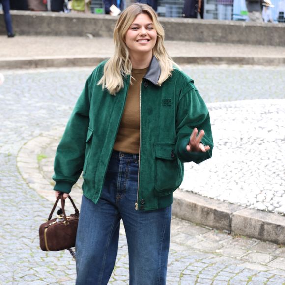 Louane aux arrivées du défilé Miu Miu Collection Femme Prêt-à-Porter Printemps/Eté 2026 lors de la Fashion Week de Paris (PFW), au Conseil Économique, social et environnemental, Palais d'lena, à Paris, France, le 6 octobre 2025. © Denis Guignebourg / Bestimage