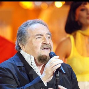 Entouré de 4 femmes et 11 enfants

Richard Anthony sur le plateau de l'émission Les années bonheur, en 2008