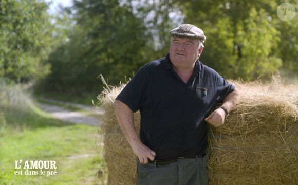 Mais derrière cette joie se cache une blessure
Karine Le Marchand face à Pascal lors du tournage de son portrait de "L'amour est dans le pré 2024" - émission diffusée le 8 janvier, sur M6